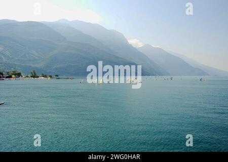 Vista da Torbole sul Lago di Garda. 15 agosto 2023 Nago - Torbole, Trentino alto Adige, Italia Foto Stock