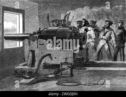 Fabbricazione dell'Armstrong Gun presso Woolwich Arsenal: Pratica navale con un cannone da 100 libbre, 1862. Marinai britannici che sparano un cannone. Da "Illustrated London News", 1862. Foto Stock