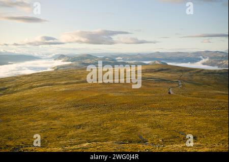 Una strada conduce in lontananza sul monte Tron in Norvegia. Foto Stock