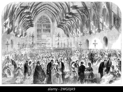 Soiree della Social Science Association a Westminster Hall, [Londra], 1862. "L'Associazione Nazionale per la promozione delle Scienze sociali... [emise] carte di invito in numeri tali che, entro mezz'ora dall'apertura delle porte, l'edificio fu affollato a un grado che rese la locomozione una prestazione difficile. La compagnia... dispersa per le varie parti dell'edificio, che sono state gettate in quell'occasione... la camera dei comuni... è stata invasa in ogni parte. Le panchine del Tesoro portavano decisamente più bellezza, se non meno saggezza, rispetto alle occasioni ordinarie, e le signore prendevano il chai Foto Stock