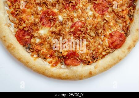 pizza con salsiccia di peperoni e cipolla croccante Foto Stock