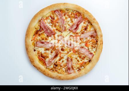 pizza con pancetta, verdure e mozzarella Foto Stock