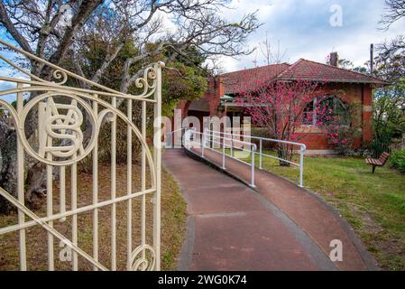 L'ex Blue Mountains Shire Offices del 1915 a Lawson, nuovo Galles del Sud, Australia, è un edificio progettato dalla Federazione in stile libero, ora utilizzato come biblioteca Foto Stock