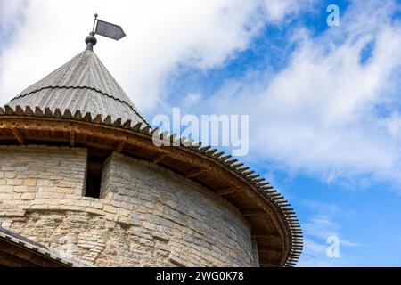 Torre di pietra di una vecchia fortezza. Cremlino di Pskov, Russia. Architettura classica russa antica Foto Stock