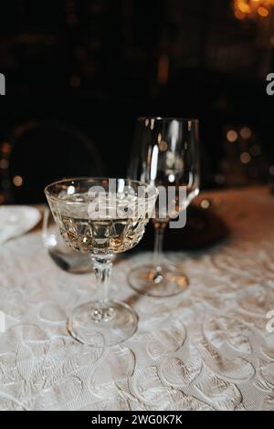 Due bicchieri di champagne in pizzo, completi e pronti per un brindisi romantico Foto Stock