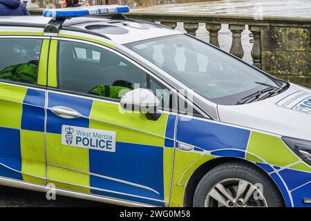 Vista laterale di un'auto della polizia di West Mercia parcheggiata all'aperto su un ponte sul fiume nel Worcestershire. Foto Stock