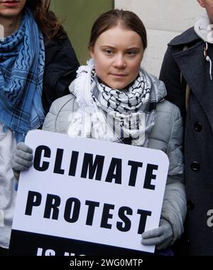 Londra, Regno Unito. 2 gennaio 2024. Greta Thunberg arriva alla Westminster Magistrates' Court, Londra, dove viene accusata, insieme ad altri quattro attivisti, di un reato di ordine pubblico durante una protesta nel centro di Londra lo scorso anno. Il ventunenne svedese è stato arrestato durante la manifestazione nei pressi dell'InterContinental Hotel a Mayfair il 17 ottobre mentre i dirigenti del petrolio si sono incontrati all'interno per l'Energy Intelligence Forum Credit: Karl Black/Alamy Live News Foto Stock