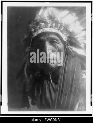 Alce aquila (He Xa Wan ba li), c1907. Ritratto testa e spalle dell'uomo di Oglala. Foto Stock