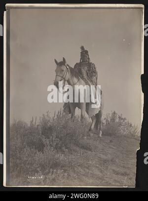 All'attenzione, 1908. La fotografia mostra Forked Iron a cavallo, probabilmente indossando una camicia da guerra. Foto Stock