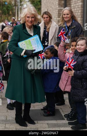 La regina Camilla, nel suo ruolo di presidente del Royal Voluntary Service, arriva per una visita al Meadows Community Centre di Cambridge. Data immagine: Venerdì 2 febbraio 2024. Foto Stock