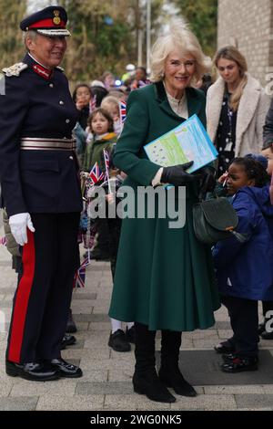 La regina Camilla, nel suo ruolo di presidente del Royal Voluntary Service, arriva per una visita al Meadows Community Centre di Cambridge. Data immagine: Venerdì 2 febbraio 2024. Foto Stock