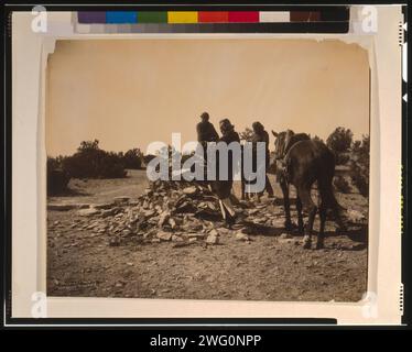 Al santuario Navaho, c1904. Tre Navajos con cavalli, raccolti davanti a un tumulo di rocce e vegetazione. Foto Stock