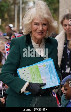 La regina Camilla, nel suo ruolo di presidente del Royal Voluntary Service, arriva per una visita al Meadows Community Centre di Cambridge. Data immagine: Venerdì 2 febbraio 2024. Foto Stock