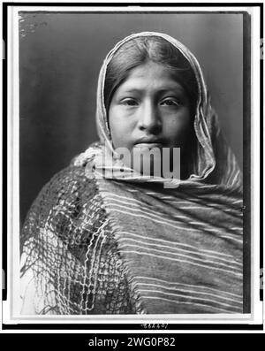 Yaqui Girl, ritratto testa e spalle, fronte, con scialle a righe drappeggiate sulle spalle e sopra la testa, c1907. Foto Stock