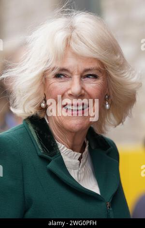 La regina Camilla, nel suo ruolo di presidente del Royal Voluntary Service, arriva per una visita al Meadows Community Centre di Cambridge. Data immagine: Venerdì 2 febbraio 2024. Foto Stock