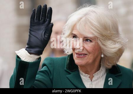 La regina Camilla, nel suo ruolo di presidente del Royal Voluntary Service, arriva per una visita al Meadows Community Centre di Cambridge. Data immagine: Venerdì 2 febbraio 2024. Foto Stock