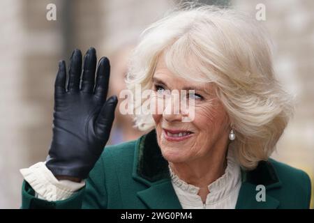 La regina Camilla, nel suo ruolo di presidente del Royal Voluntary Service, arriva per una visita al Meadows Community Centre di Cambridge. Data immagine: Venerdì 2 febbraio 2024. Foto Stock