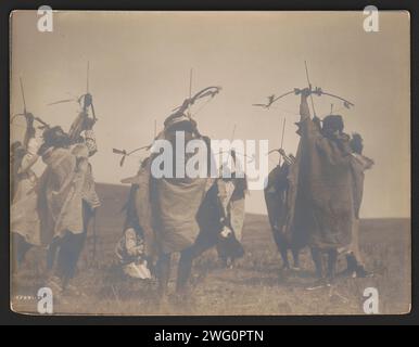 Il volo delle frecce, c1908. La fotografia mostra una danza di Atsina con i nativi riuniti in cerchio intorno a una figura centrale, posata come se sparassero frecce verso il cielo. Foto Stock