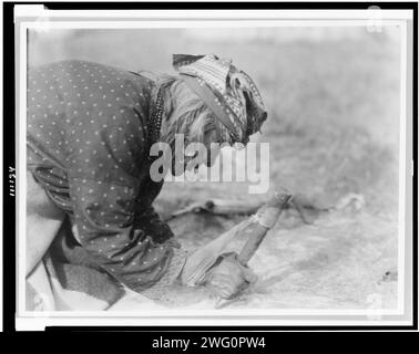 Blackfoot Indian che si nasconde, c1927. Foto Stock