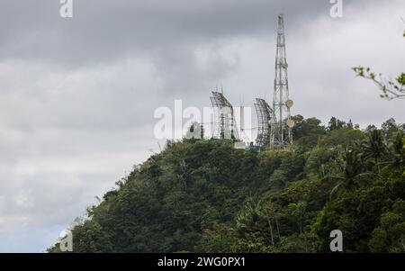 Installazione di stazioni radar per il controllo del traffico aereo di Tagaytay, radar di volo dell'aeroporto di Manila, 1 delle 3 stazioni radar nelle Filippine per supervisionare lo spazio aereo Foto Stock