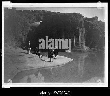 Portatori d'acqua Acoma, c1905. Quattro indiani Acoma si riuniscono per raccogliere l'acqua. Foto Stock