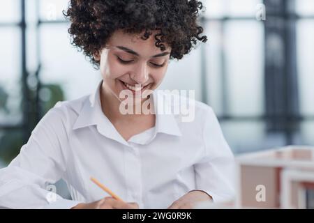 architetto designer donna esamina il layout della casa Foto Stock