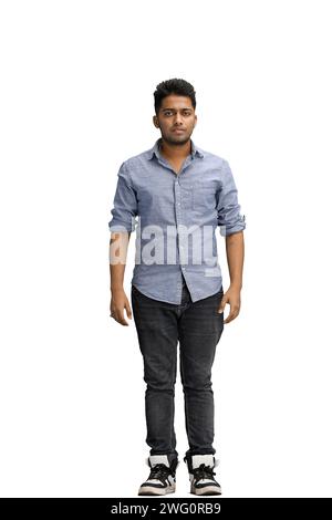 Giovane uomo a tutta lunghezza con una camicia blu su sfondo bianco Foto Stock