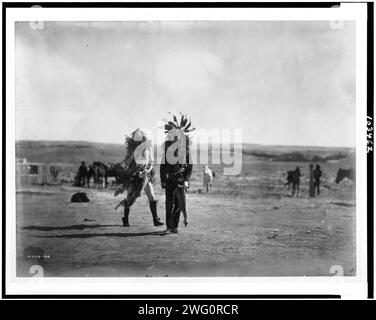 Toneneli e Haschelti, c1905. Due uomini Navajo che impersonavano due Yeibichai, Toneneli (Dio dell'acqua) e Haschelti (Dio parlante) il sesto giorno della cerimonia di Yeibichai. Foto Stock