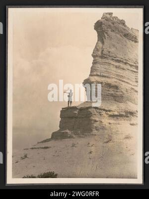 L'offerta-San Ildefonso, c1927. La fotografia mostra un uomo Tewa barechested, in piedi su una scogliera, braccia strette davanti a lui mentre spruzza farina di mais come offerta all'inizio di una giornata, al sole o a qualche altra divinità, o a eventi quotidiani mondani. Foto Stock