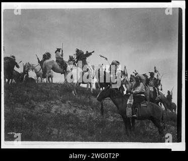 Sto pianificando un raid, c1907. La foto mostra i nativi a cavallo su una collina. Foto Stock