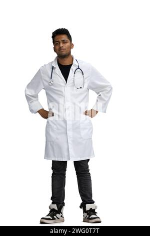 un medico di sesso maschile su sfondo bianco. Tiene le mani sulla vita a tutta altezza Foto Stock