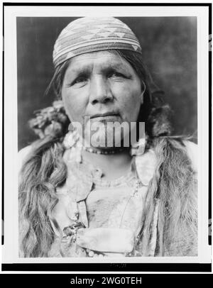 Principale sciamano femminile dell'Hupa, c1923. Hupa Woman, ritratto testa e spalle, rivolto verso la parte anteriore. Foto Stock