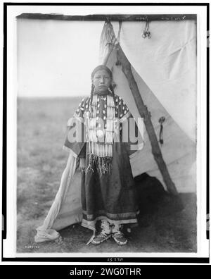 Rosa lame Dog, c1905. Dakota Woman in piedi alla porta di tipi. Foto Stock