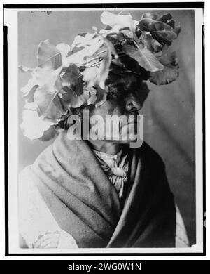 Porcupine-Cheyenne, c1910. Porcupine, un uomo Cheyenne, ritratto di testa e spalle, rivolto verso destra, con una corona di foglie di cottonwood sulla testa, forse per proteggere la testa dal sole durante una danza del sole. Foto Stock