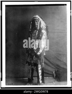 Jack Red Cloud, c1907. Ritratto completo dell'uomo di Oglala. Foto Stock