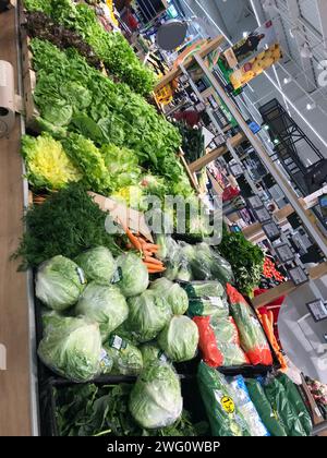 FRANCIA, BORDEAUX, 2 febbraio 2024: Un sacco di verdure nella corsia dei prodotti in un supermercato. Foto di alta qualità Foto Stock