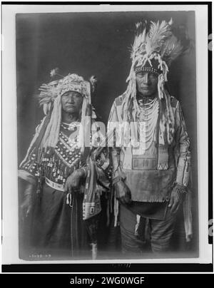 Tearing Lodge and Wife(?), c1910. Piegan uomo e donna, forse marito e moglie, ritratto di tre quarti, davanti. Foto Stock