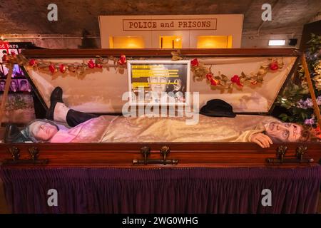 Inghilterra, Sussex, East Sussex, Hastings, True Crime Museum, mostra del Casket di sepoltura a due piani utilizzato dal boss del crimine italo-americano Joseph Bonan Foto Stock