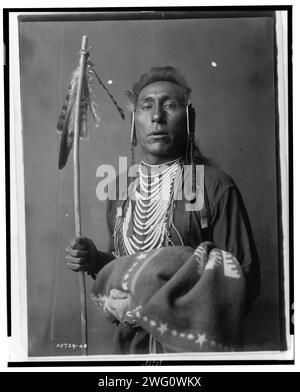 Prova il suo ginocchio, c1908. Ritratto a mezza lunghezza di Crow Man. Foto Stock