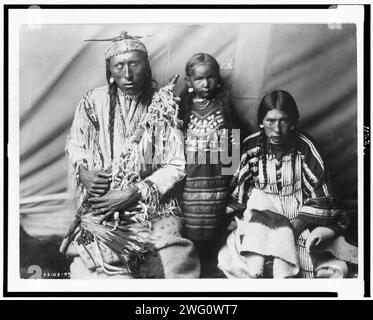 Wild Gun, c1910. Ritratto di tre quarti della famiglia Piegan. Foto Stock