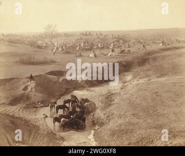 Villa di Brule, c1891. Un campo di Lakota tipi vicino a Pine Ridge, sullo sfondo; cavalli al White Clay Creek Watering Hole, in primo piano. Foto Stock