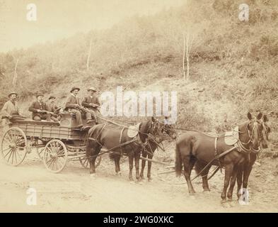 Wells Fargo Express Co. Deadwood Treasure Wagon and Guards with $250.000 Gold bullion from the Great Homestake Mine, Deadwood, S.D., 1890 []. Cinque uomini, in possesso di fucili, in un carro scoperto trainato da cavalli su una strada di campagna. Foto Stock