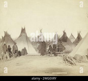 Quello che rimane della band dei Big Foot, 1891. Gruppo di dodici Miniconjou (bambini e adulti), molti guardano lontano dalla macchina fotografica, in un campo di tepee, probabilmente sulla riserva di Pine Ridge o vicino a essa. Foto Stock