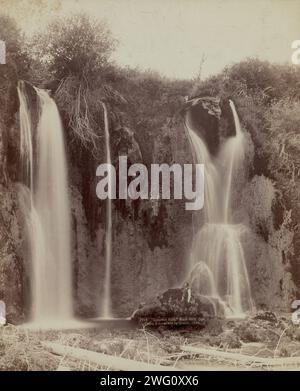 Spearfish Falls, Black Hills, Dak, 1889. Uomo in piedi sotto due cascate. Foto Stock