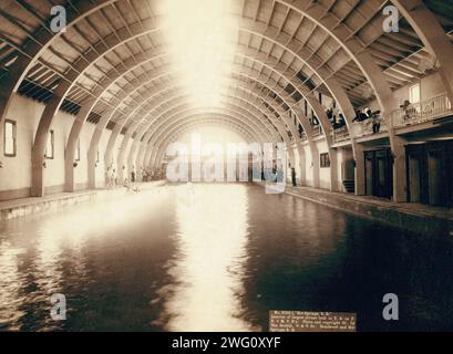 Hot Springs, South Dakota, all'interno del più grande bagno di immersione degli Stati Uniti su FE e MV R'y, 1891. Vista interna della vasca da bagno; bagnanti e spettatori accanto alla piscina. Foto Stock