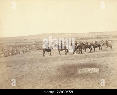 Gen Miles e personale che visitano il più grande campo indiano ostile negli Stati Uniti, vicino a Pine Ridge, South Dak, 16 gennaio 1891, c1891. Sette militari a cavallo osservano un campo Lakota da una collina lontana. Foto Stock