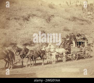 L'ultimo viaggio in pullman di Deadwood, ultimo viaggio del famoso pullman di Deadwood, 1890. Vista laterale della diligenza trainata da cavalli carica di passeggeri. Foto Stock