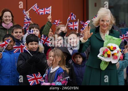 La regina Camilla, nel suo ruolo di presidente del Royal Voluntary Service, parte dopo una visita al Meadows Community Centre di Cambridge. Data immagine: Venerdì 2 febbraio 2024. Foto Stock