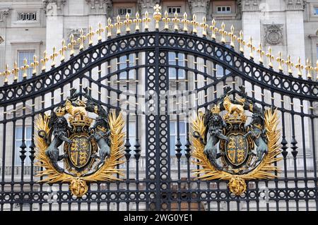 Stemma reale al cancello, Buckingham Palace, Londra, Londra, regione di Londra, Inghilterra, Regno Unito Foto Stock