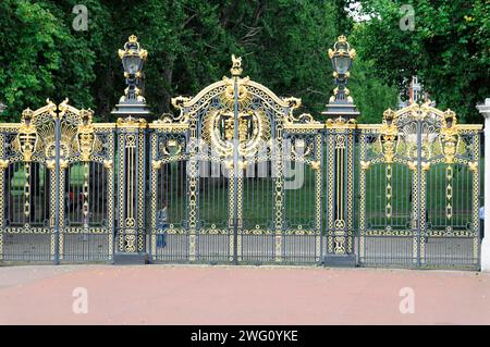 Stemma reale al cancello, Buckingham Palace, Londra, Londra, regione di Londra, Inghilterra, Regno Unito Foto Stock